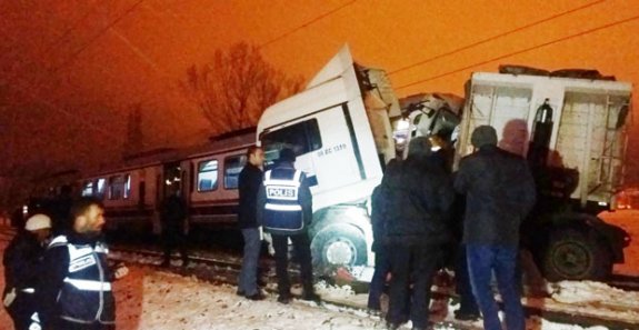 YOLCU TRENİ TIRA ÇARPTI 1 ÖLÜ 5 YARALI