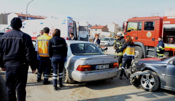 Kaza sonrası arabada mahsur kaldılar