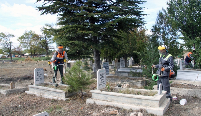 Büyükşehir’den mezarlıklara bakım