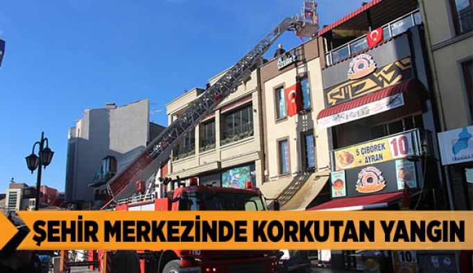 ŞEHİR MERKEZİNDE KORKUTAN YANGIN