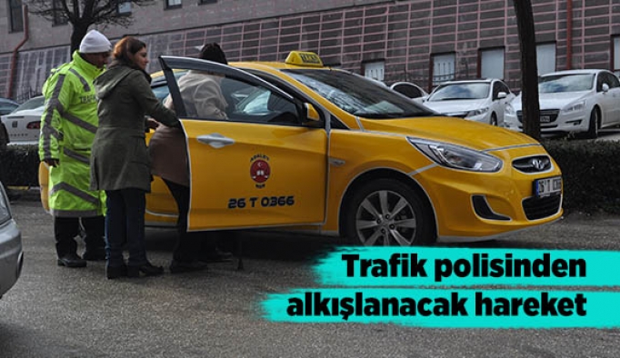 Trafik polisinden alkışlanacak hareket