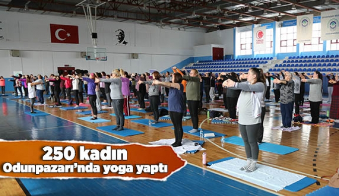 250 kadın Odunpazarı’nda yoga yaptı