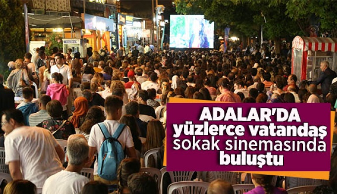 Adalar'da yüzlerce vatandaş sokak sinemasında buluştu