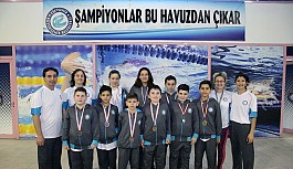 Yüzücüler madalyalara kulaç attı